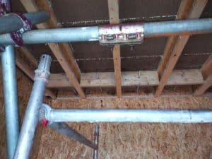 Lateral restraint ties reconnecting outer skin to internal floor joists