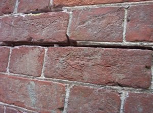 horizontal crack in brickwork caused by corroded wall ties