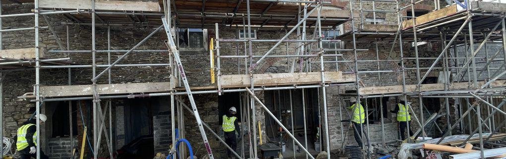 Banner image of scaffold surrounding stone property requiring lateral restraint