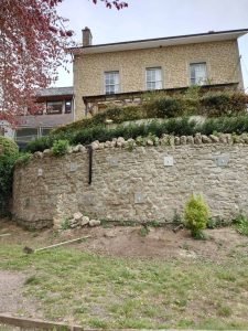 Stone retaining wall stabilised with ground anchors