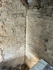 Wall cracks in the corner between 2 walls